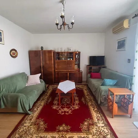 Mirta S Terasom I Pogledom Na More, Pored Zadra *