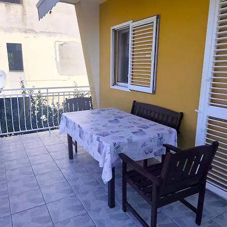 Mirta S Terasom I Pogledom Na More, Pored Zadra Kožino