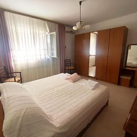 Mirta S Terasom I Pogledom Na More, Pored Zadra Kožino