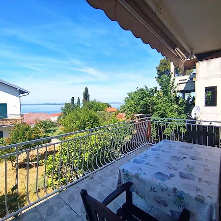 Mirta S Terasom I Pogledom Na More, Pored Zadra 아파트